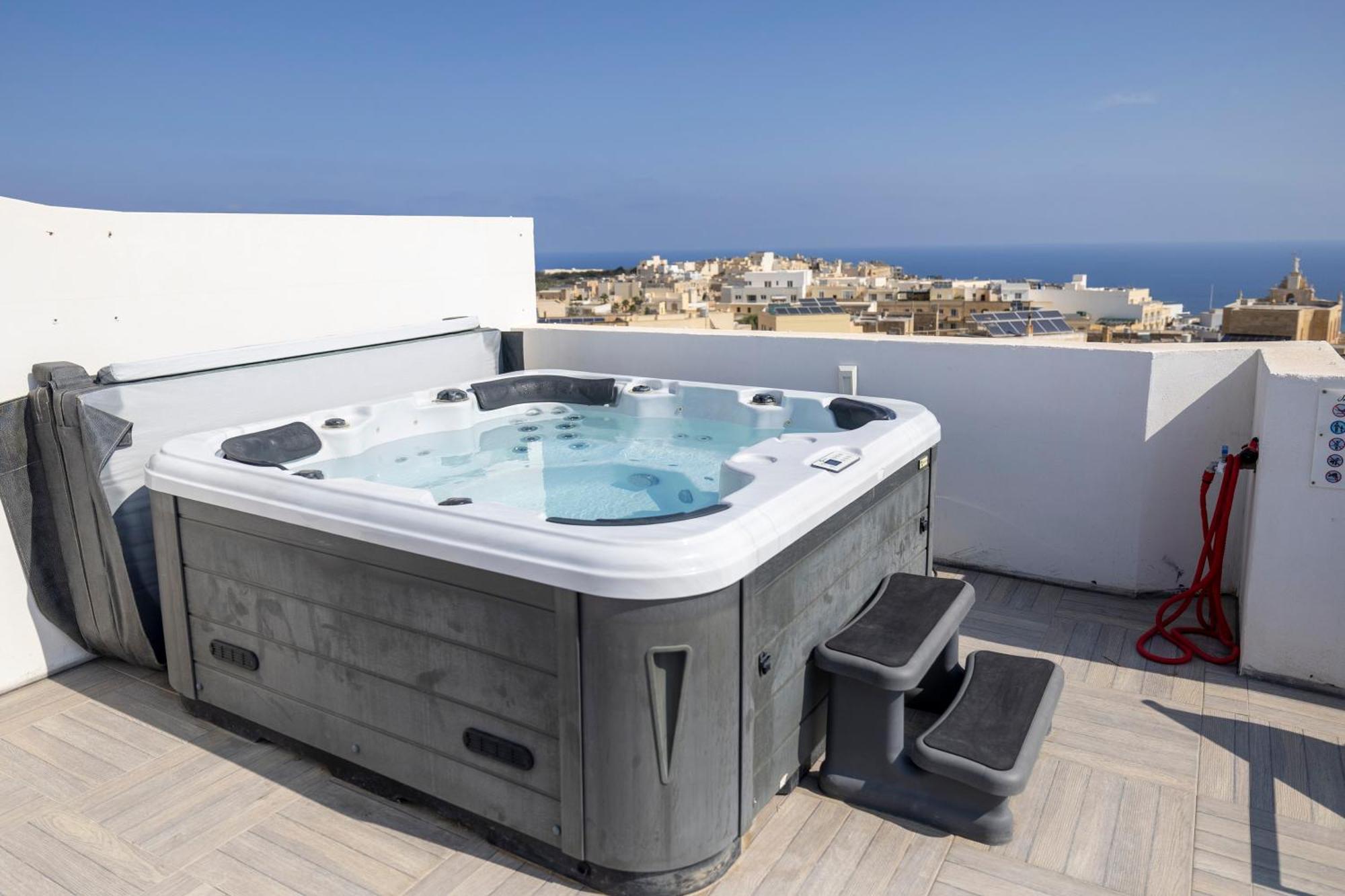 Terraced Penthouse With Views And Jacuzzi Xaghra